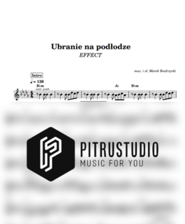 Ubranie na podłodze – EFFECT